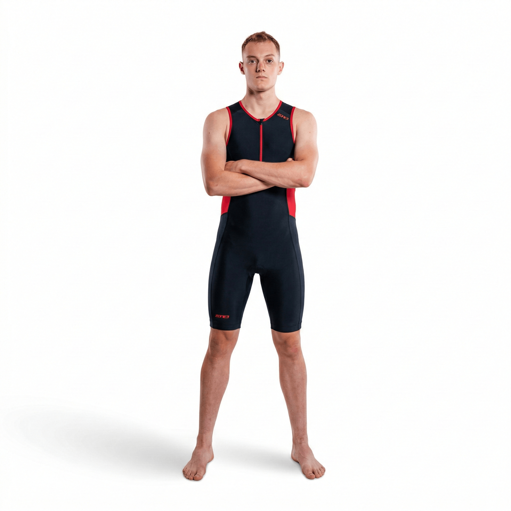 Hombre con el trisuit Activate sin mangas en negro y rojo, sobre fondo blanco