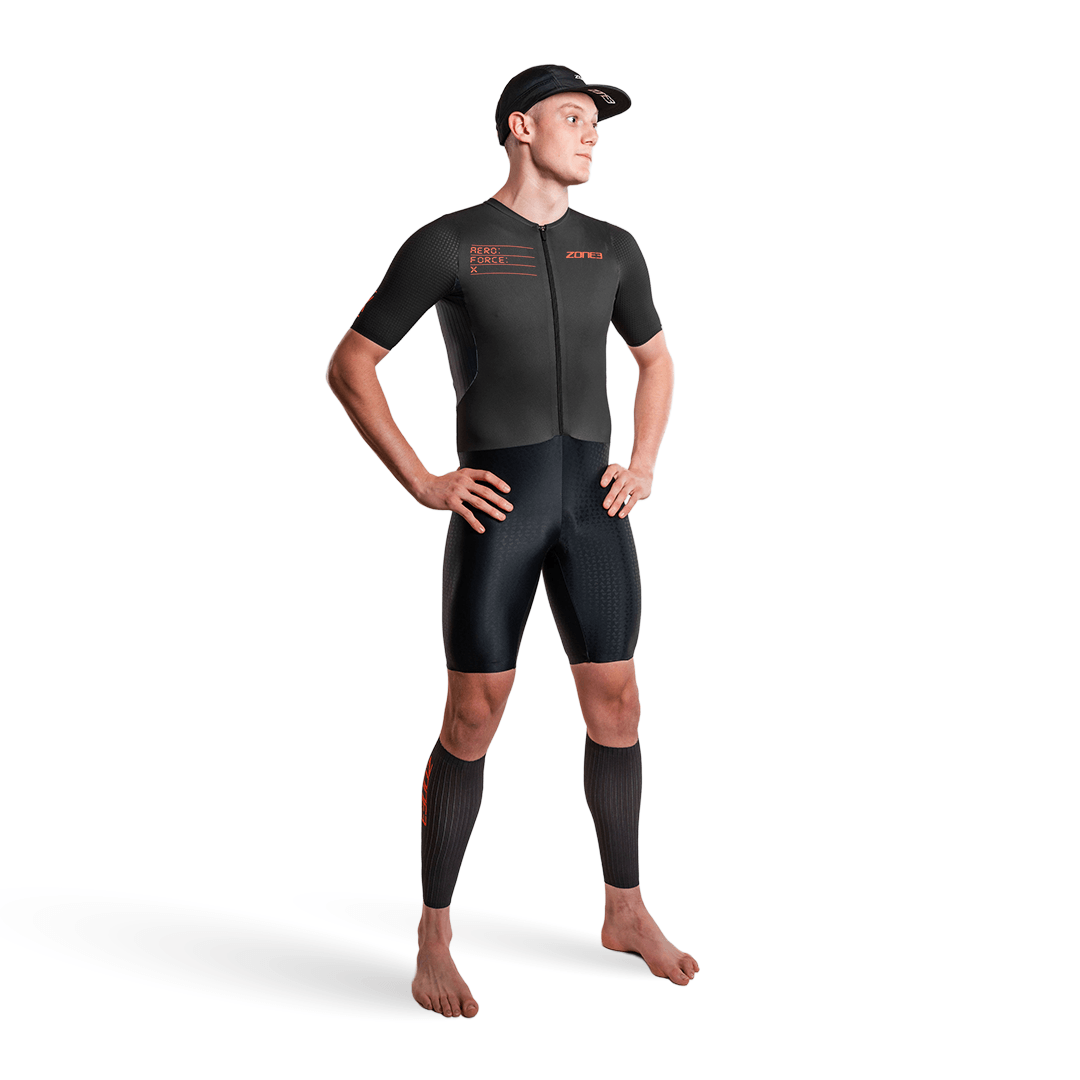 Hombre con el trisuit Aeroforce-X de Zone3, sobre fondo blanco