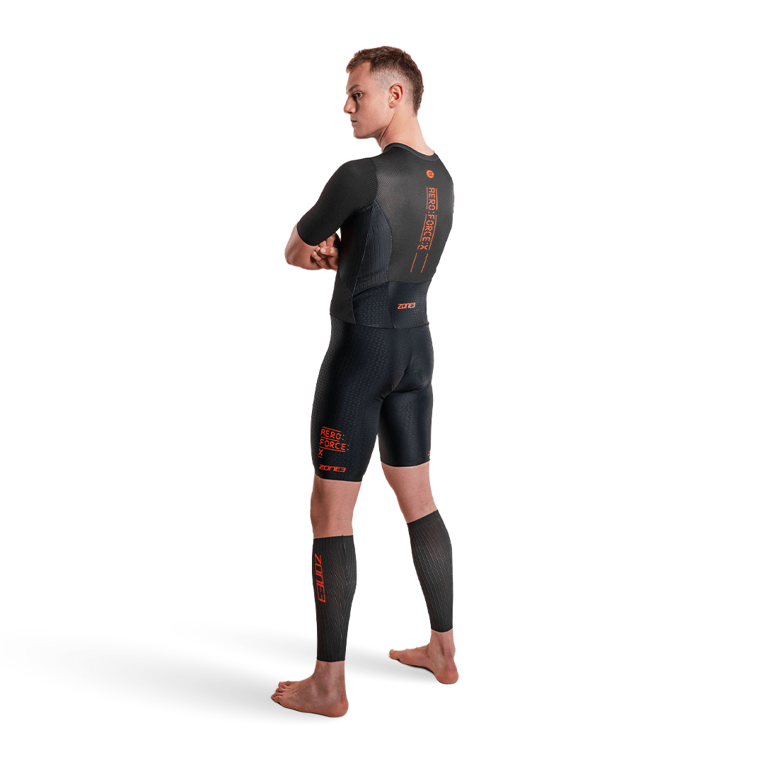 Hombre con el trisuit Aeroforce-X de Zone3, sobre fondo blanco
