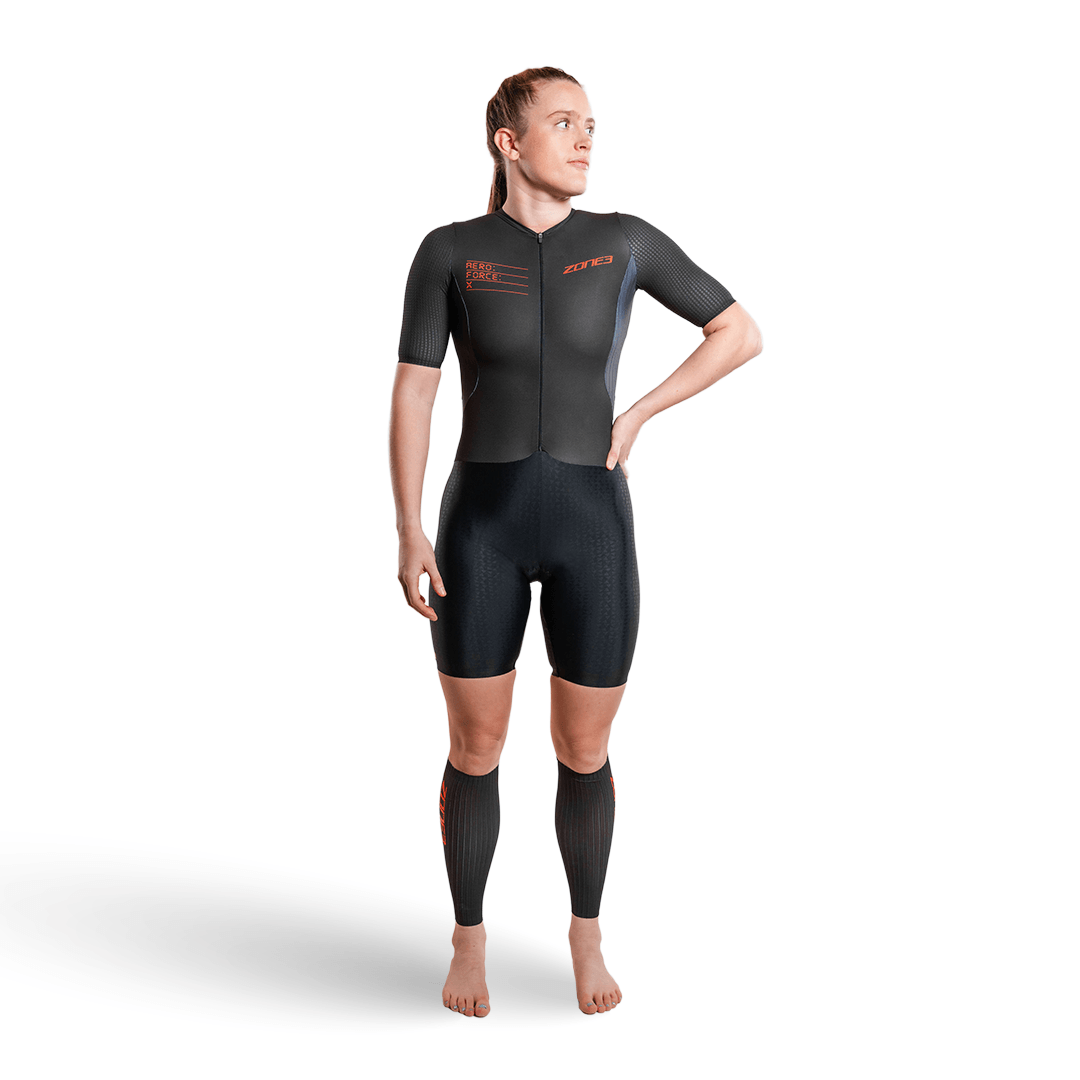 Mujer con el trisuit Aeroforce-X de Zone3, sobre fondo blanco