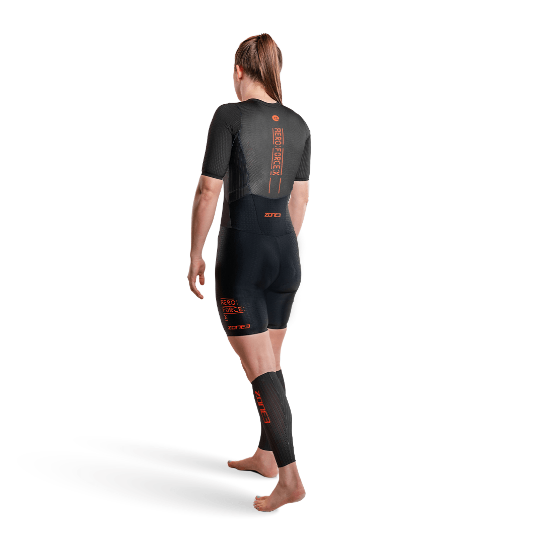 Mujer con el trisuit Aeroforce-X de Zone3, sobre fondo blanco