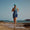 Un niño corriendo por la playa con el trisuit de estampado digital, diseñado para competición y entrenamiento de triatlón.