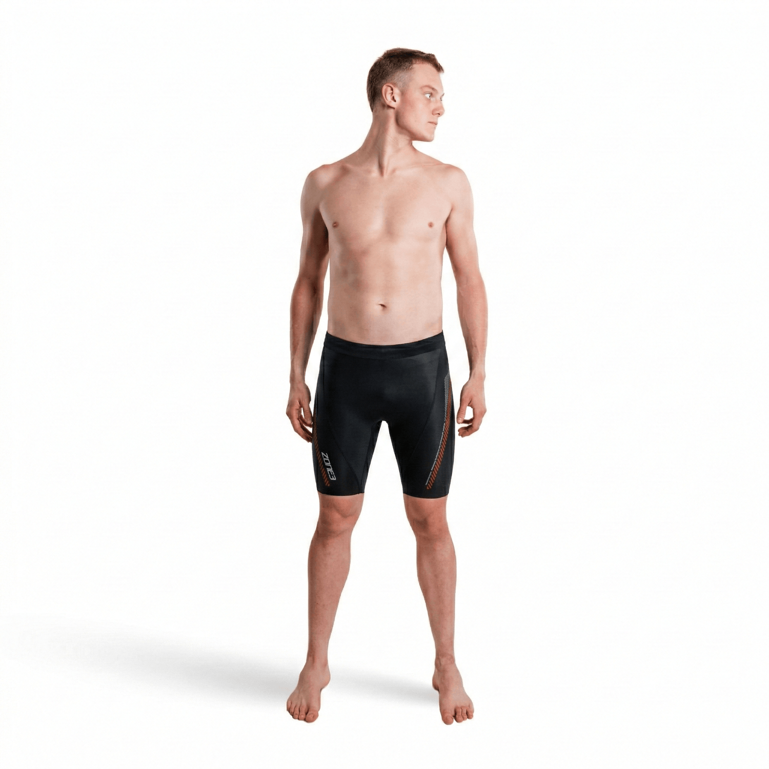 Vista frontal de un hombre sin camiseta con el Buoyancy Short premium de 5/3mm en negro, con detalles rojos.