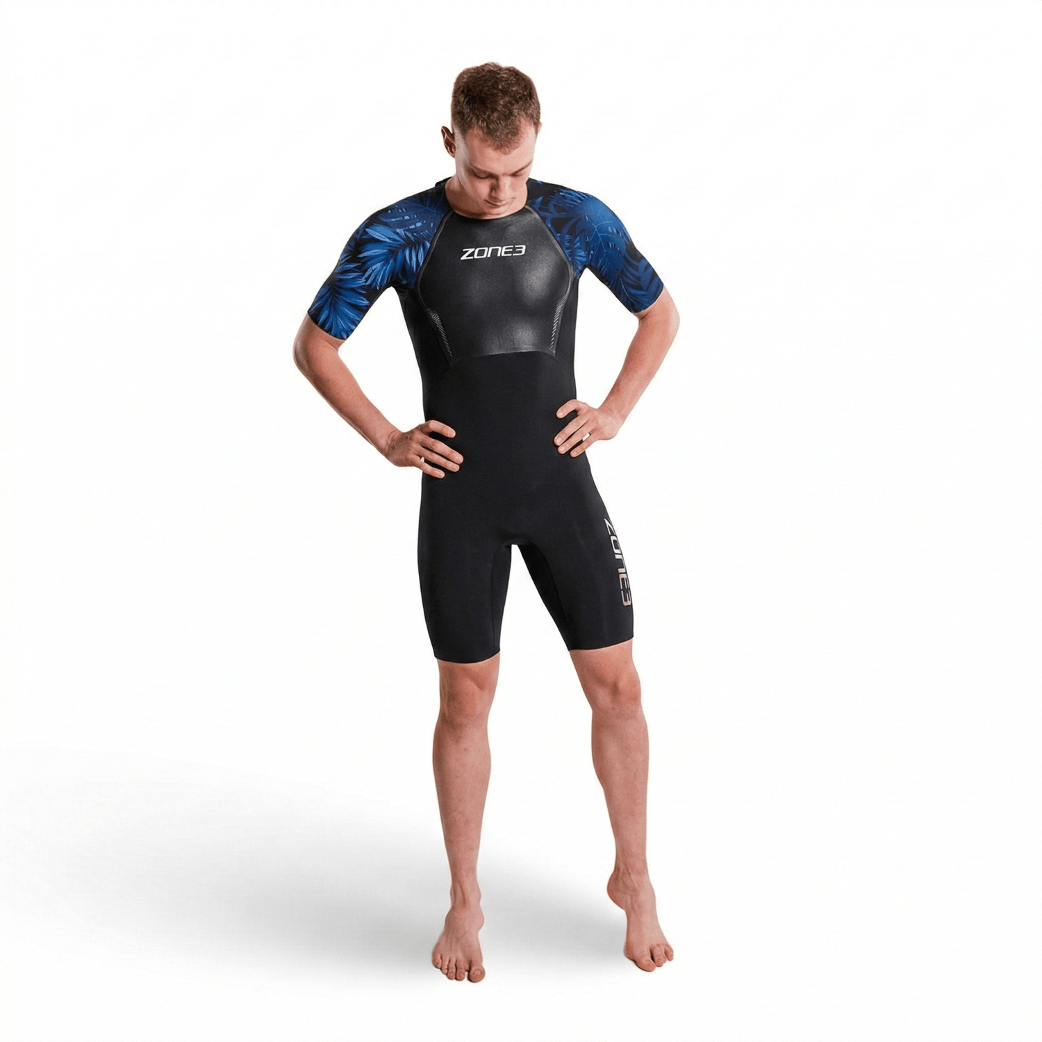 Hombre con el swimskin de manga corta en negro y azul, con la marca 'Zone3', sobre fondo blanco