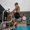 Nadador con jammer MF-X negro y estampado geométrico dorado, saliendo del borde de la piscina