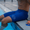 Nadador con jammer Performance Speed azul aprobado por la FINA, sentado en el borde de la piscina
