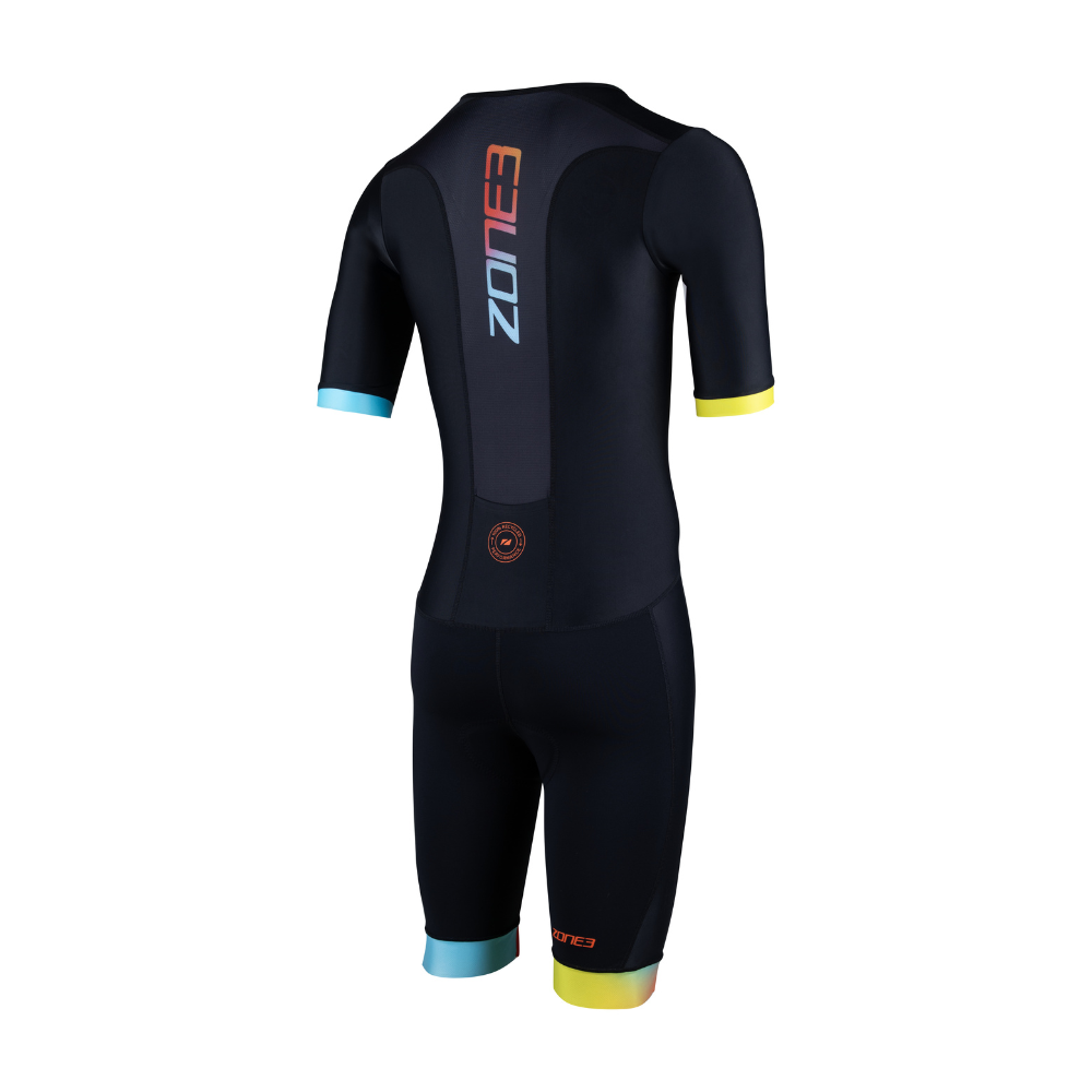 Vista trasera del trisuit Activate+ de manga corta para hombre de ZONE3 en negro, con el logotipo vertical degradado de ZONE3 y puños de manga en azul y amarillo.