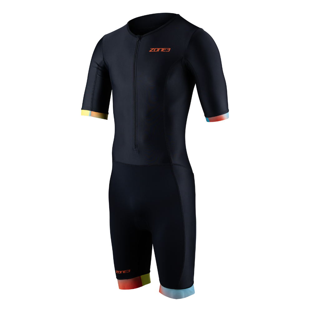 Vista frontal del trisuit Activate+ de manga corta para hombre de ZONE3 en negro, con el logotipo naranja de ZONE3 y puños multicolor en mangas y perneras.