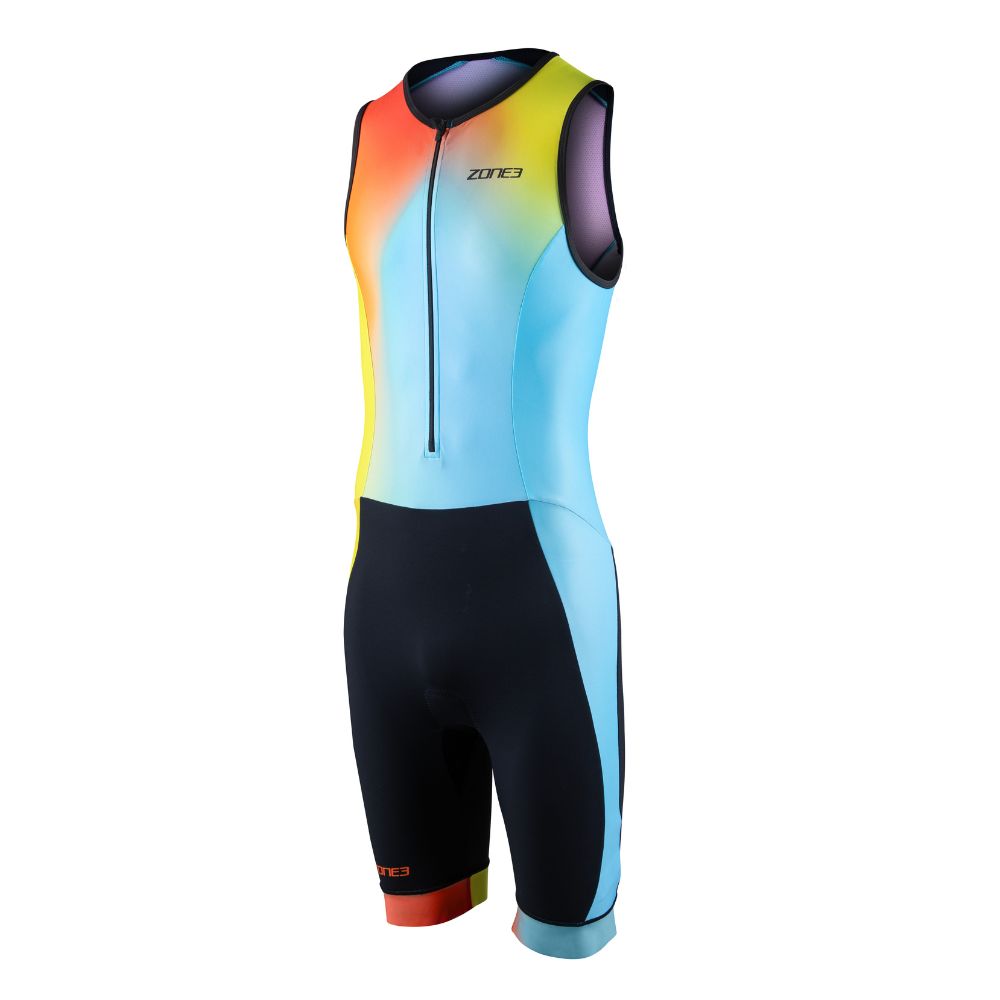Vista frontal del trisuit Activate+ sin mangas para hombre de ZONE3, con diseño degradado en azul, amarillo y naranja. Cuenta con cremallera frontal y sección de short en negro.