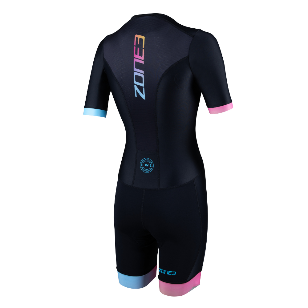 Vista trasera del trisuit Activate+ de manga corta para mujer de ZONE3 en negro, con el logotipo vertical de ZONE3 en colores degradados y puños contrastantes en rosa y azul.