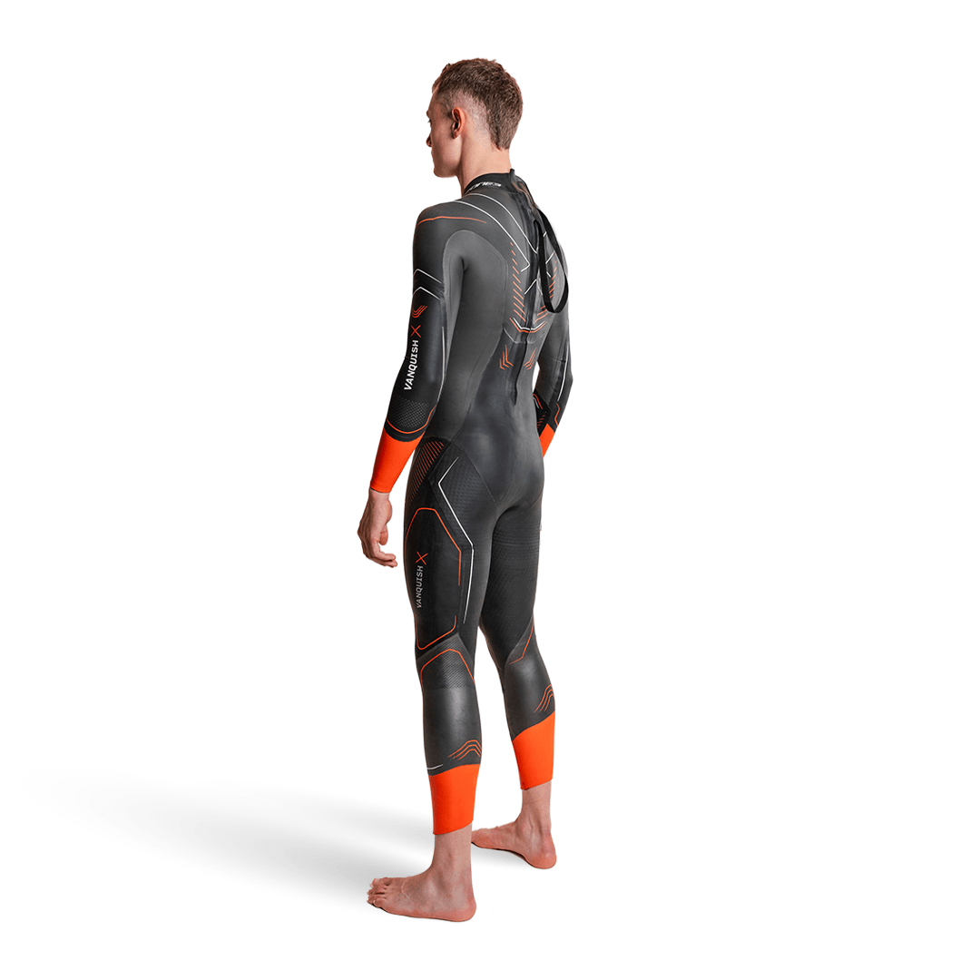 Vista trasera de un hombre con el neopreno Vanquish-X en gris oscuro y detalles naranjas.
