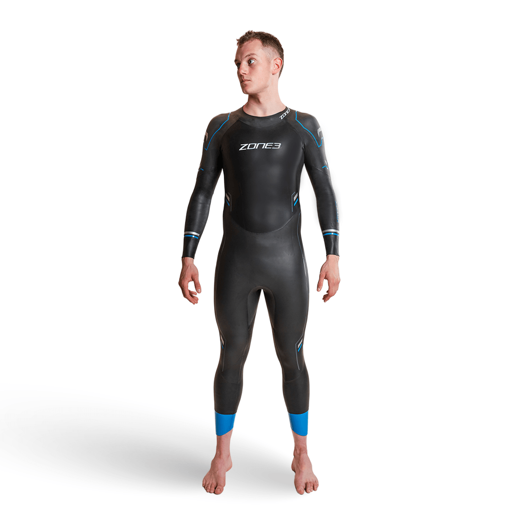 Neopreno Advance llevado por un modelo, neopreno completo en negro con detalles azules en mangas y pantorrillas