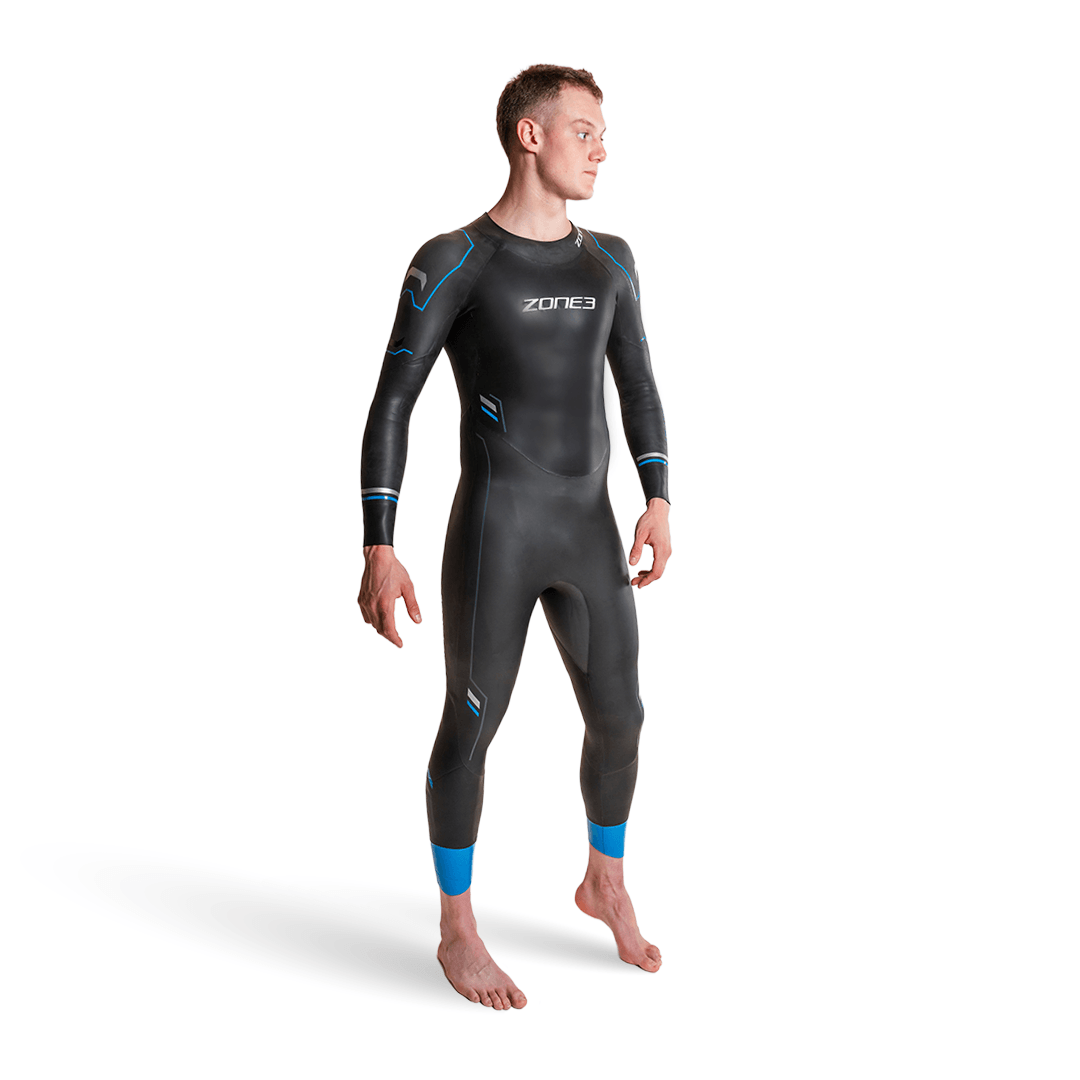 Vista frontal de un hombre con el neopreno Advance en negro y detalles azules.