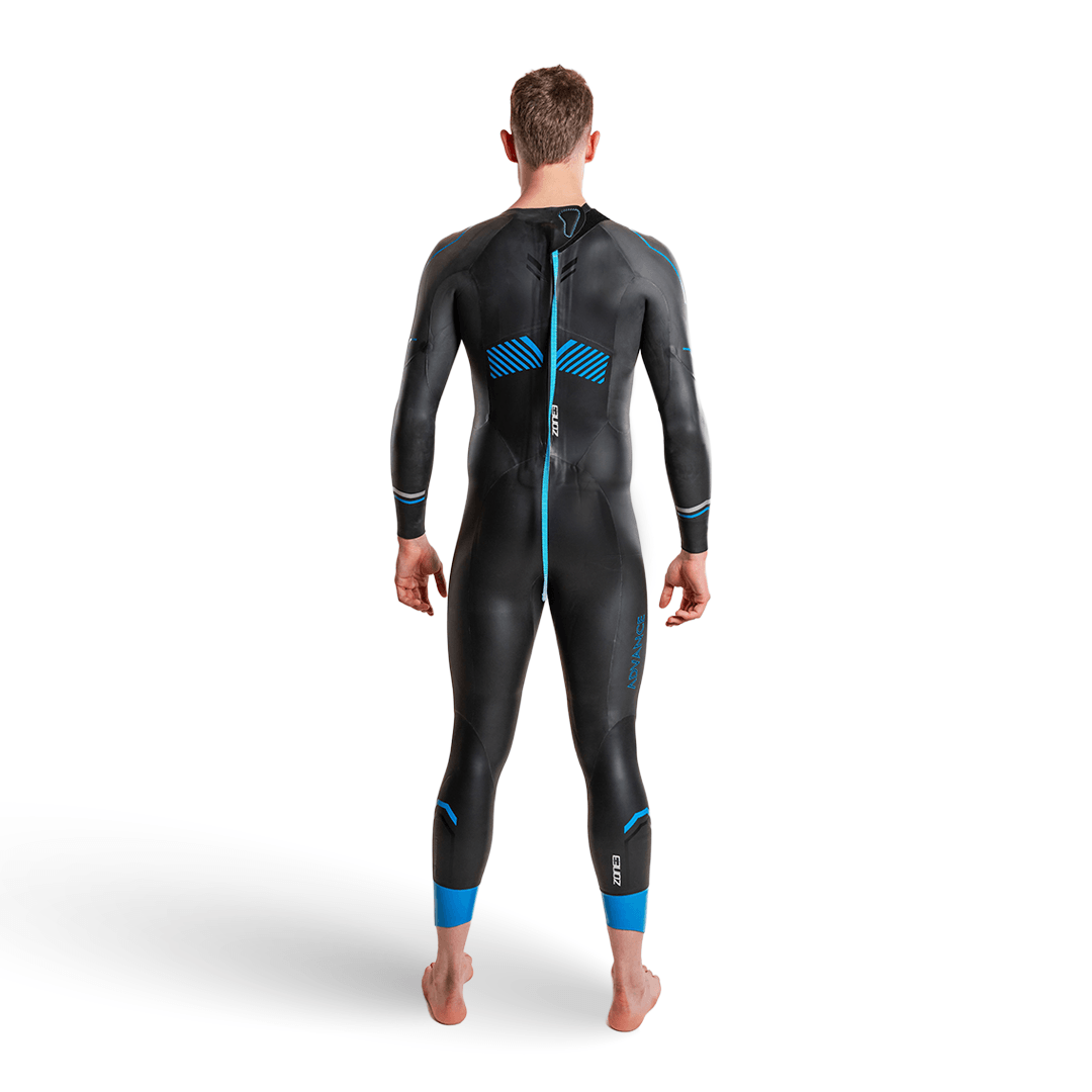 Vista trasera de un hombre con el neopreno Advance en negro, puños azules y cremallera vertical en la espalda.