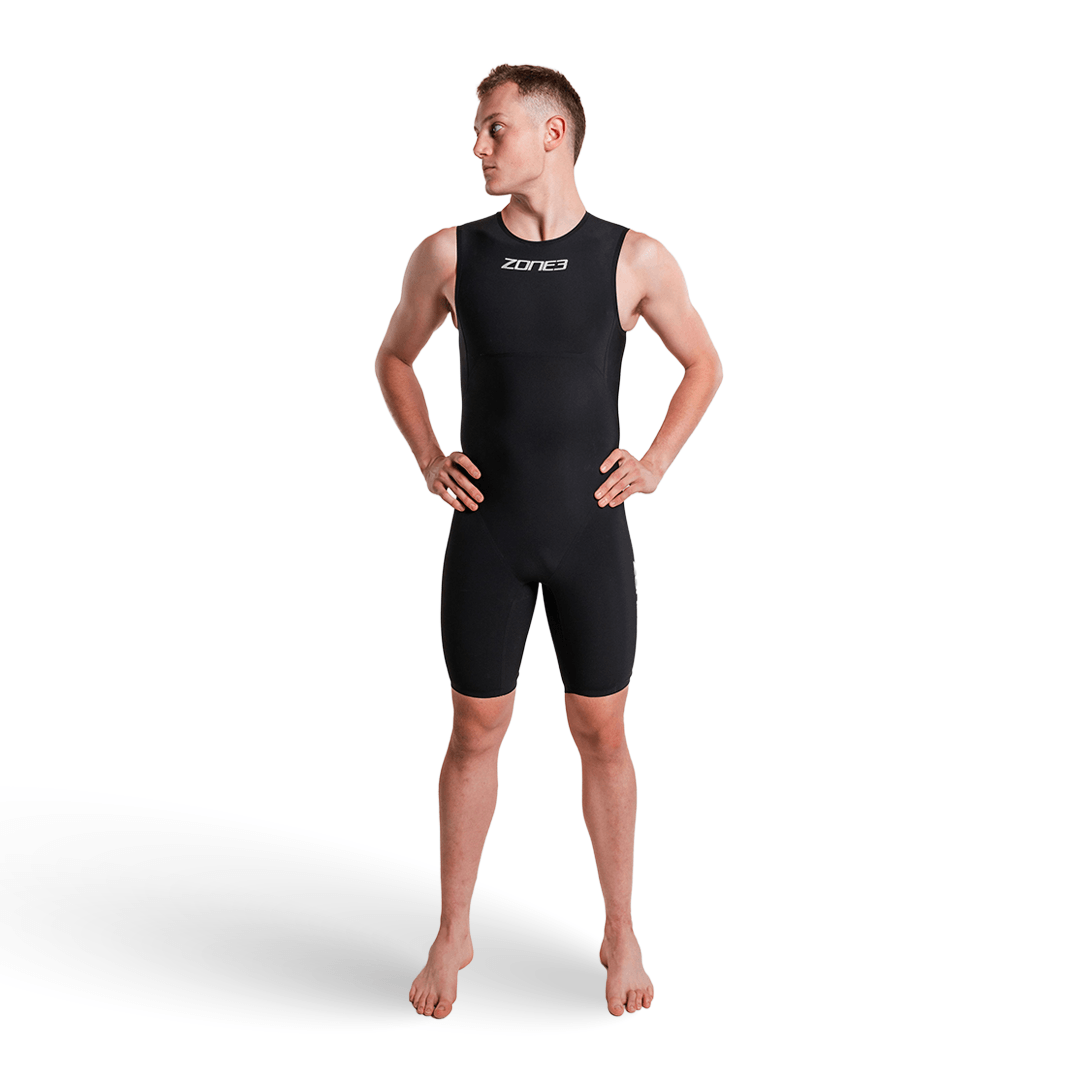 Modelo masculino con el Swimskin Streamline sin mangas de Zone3 en negro, con el logotipo en el pecho.