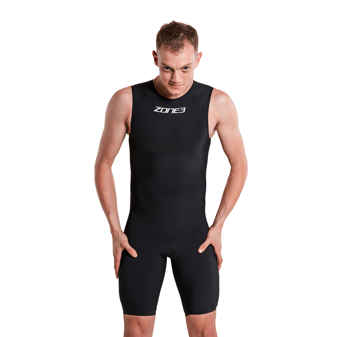 Modelo masculino con el Swimskin Streamline sin mangas en negro, vista frontal, con el logotipo de Zone3 en el pecho