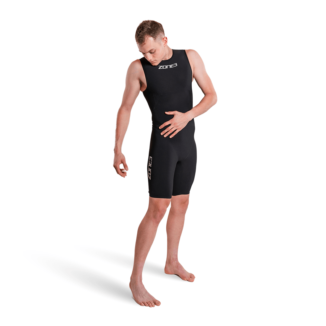 Modelo masculino con el Swimskin Streamline sin mangas en negro y el logotipo de Zone3 en el pecho