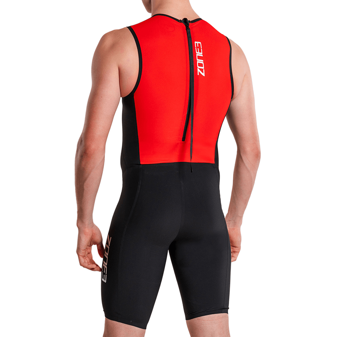 Vista trasera del modelo masculino con el Swimskin Streamline sin mangas en rojo y negro, cremallera vertical en la espalda y logotipo de Zone3