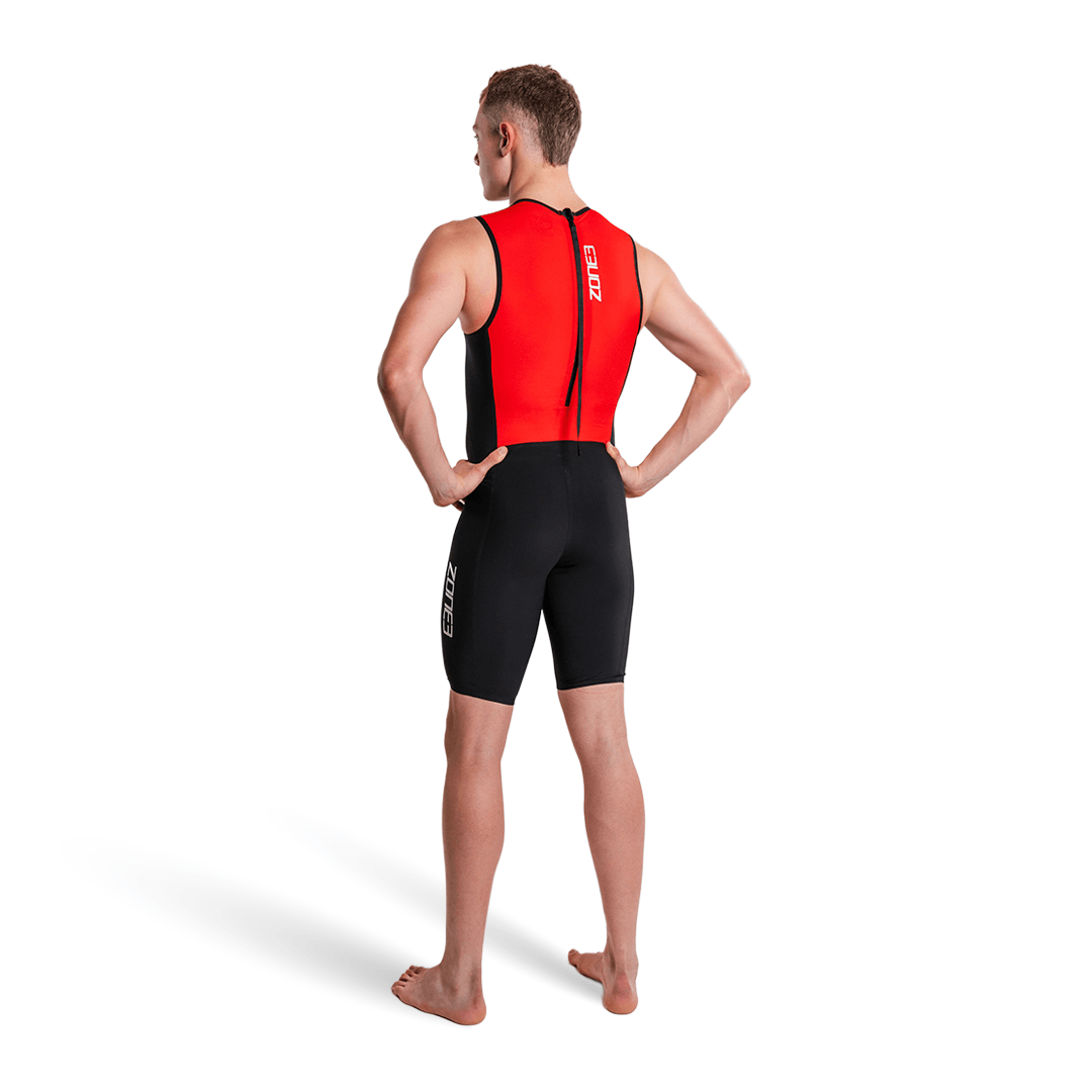Persona con un traje de triatlón rojo y negro sobre fondo blanco