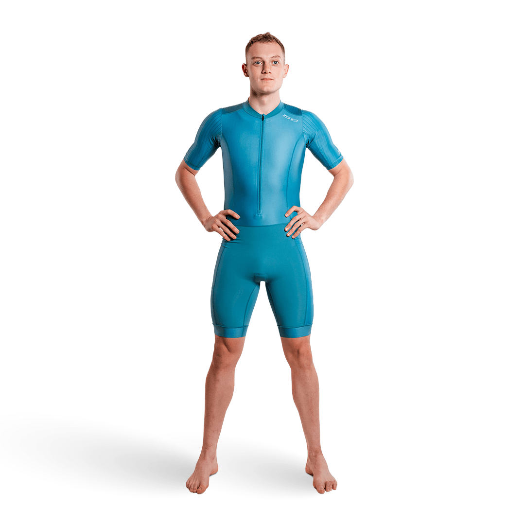 Persona con un trisuit turquesa, sobre fondo blanco