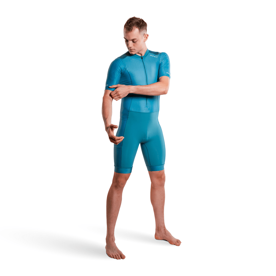 Persona con un trisuit turquesa, sobre fondo blanco