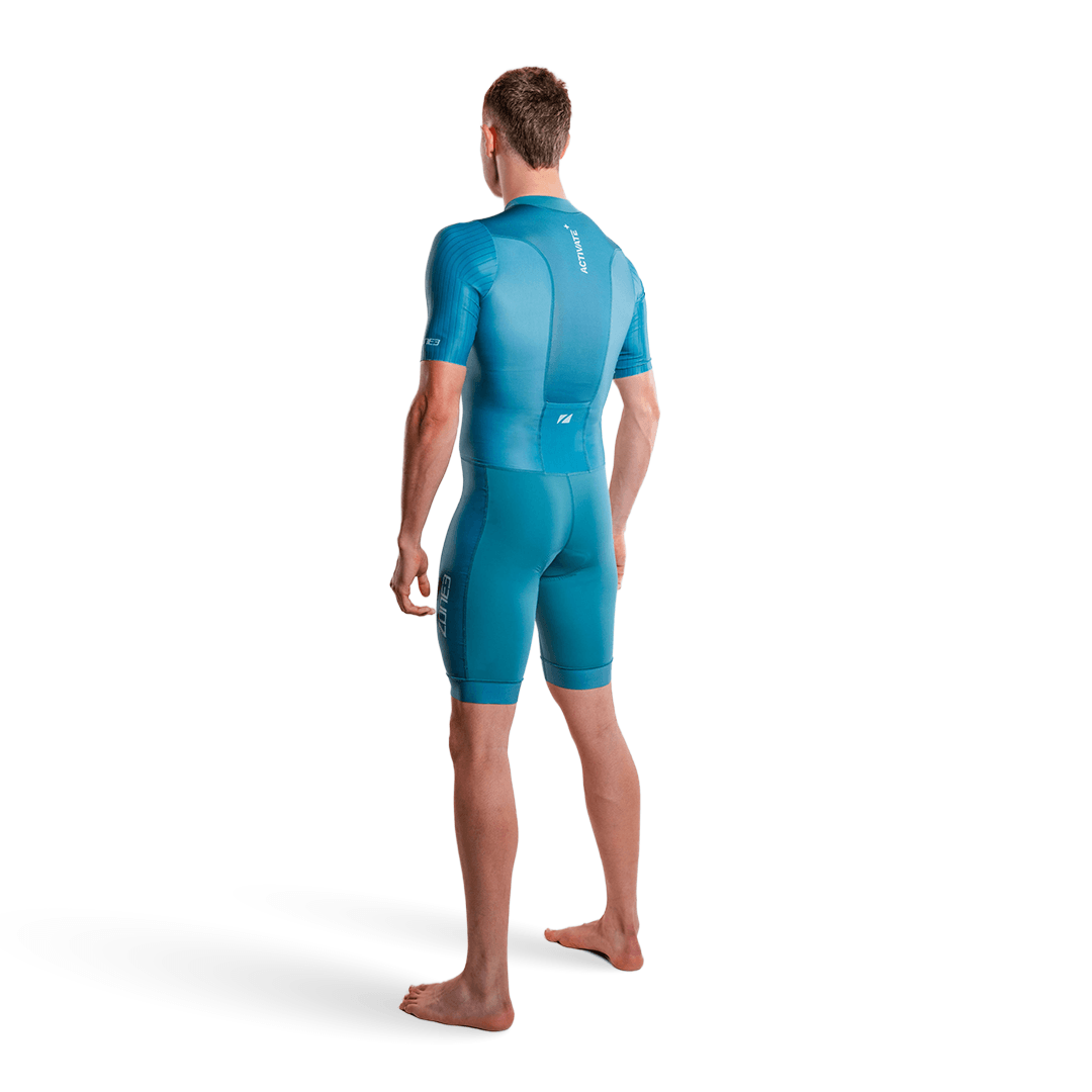 Persona con un trisuit turquesa, sobre fondo blanco
