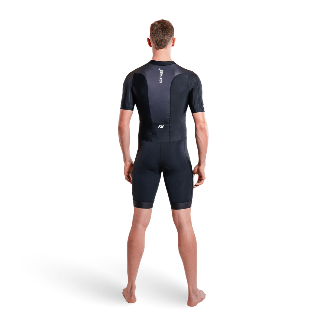 Persona con un trisuit negro, sobre fondo blanco