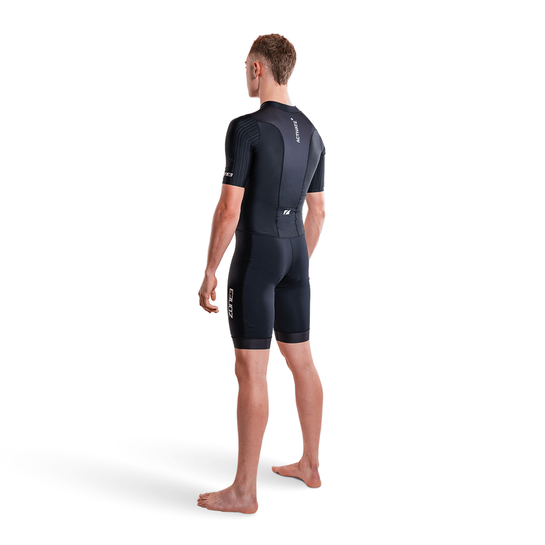 Persona con un trisuit negro, sobre fondo blanco