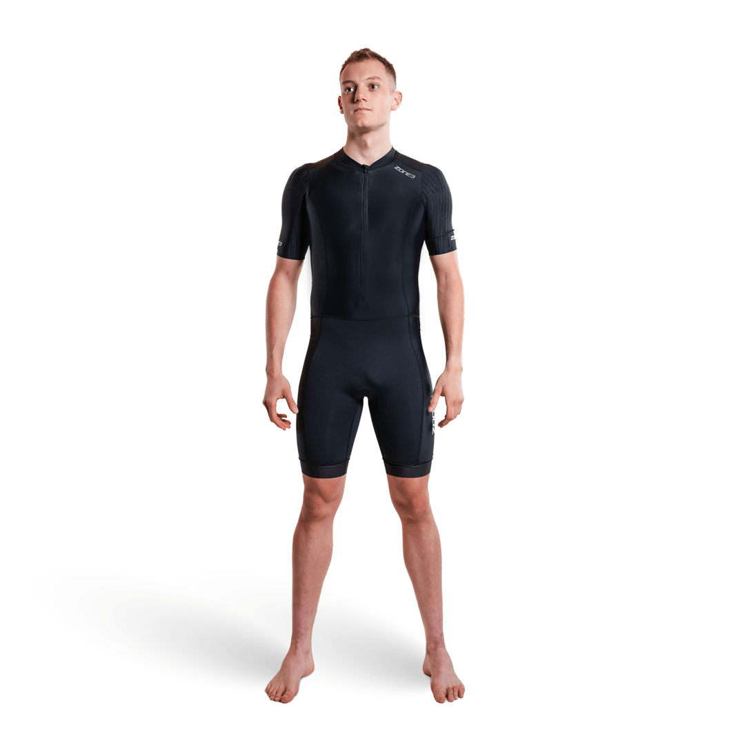 Persona con un trisuit negro, sobre fondo blanco
