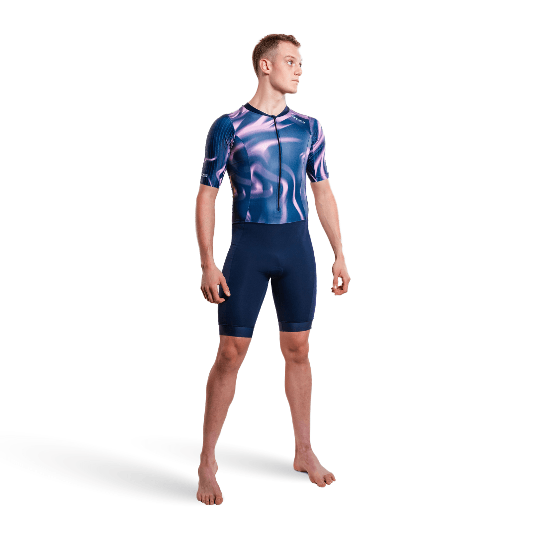 Persona con un trisuit morado y rosa, sobre fondo blanco