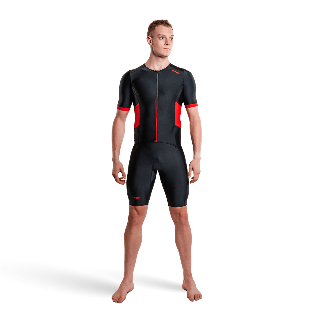 Hombre con el trisuit Activate de manga corta