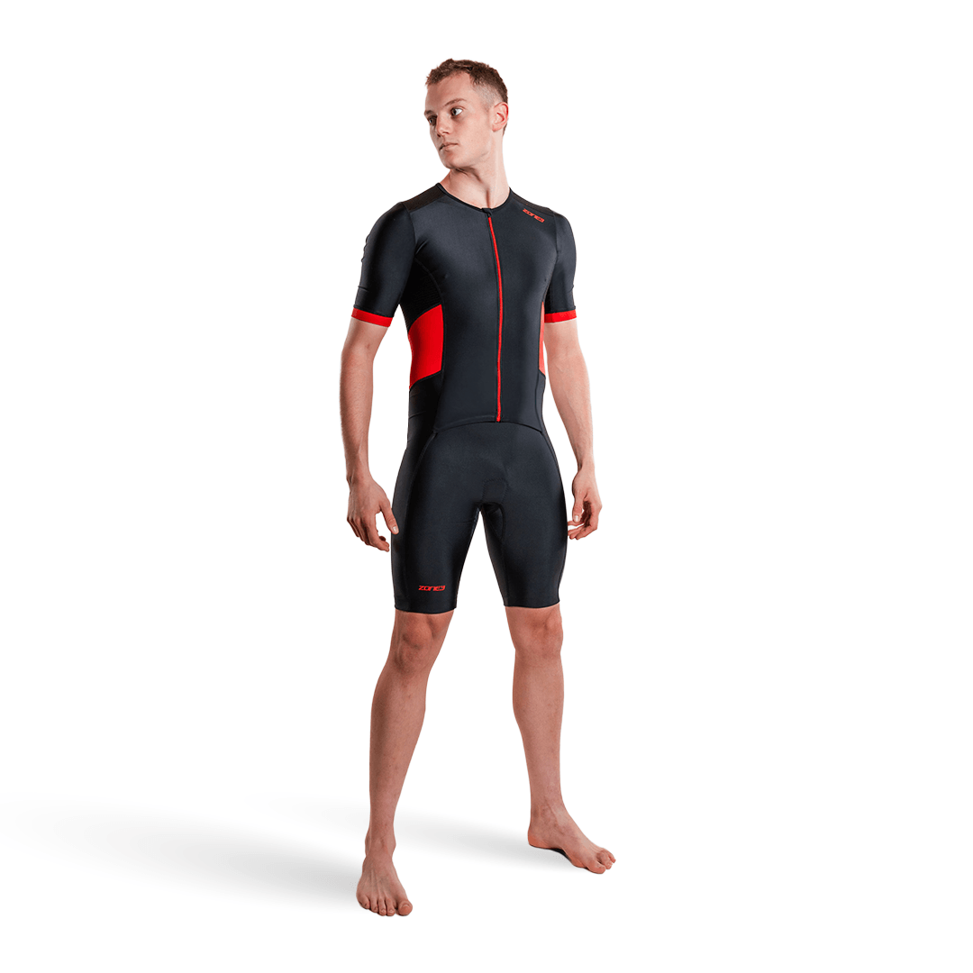Hombre con el trisuit Activate de manga corta