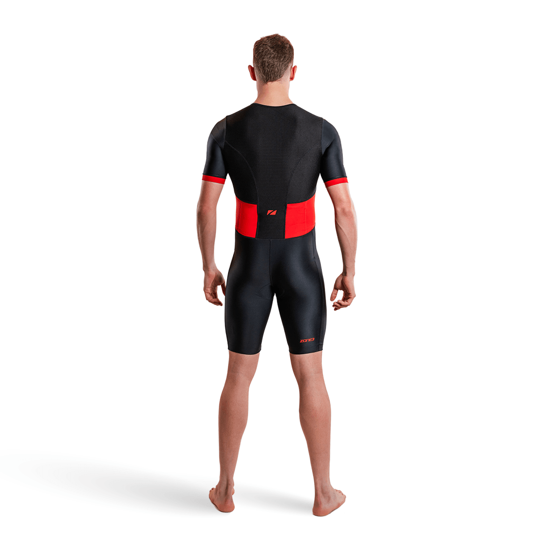 Hombre con el trisuit Activate de manga corta