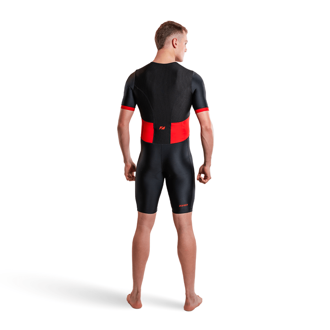 Hombre con el trisuit Activate de manga corta