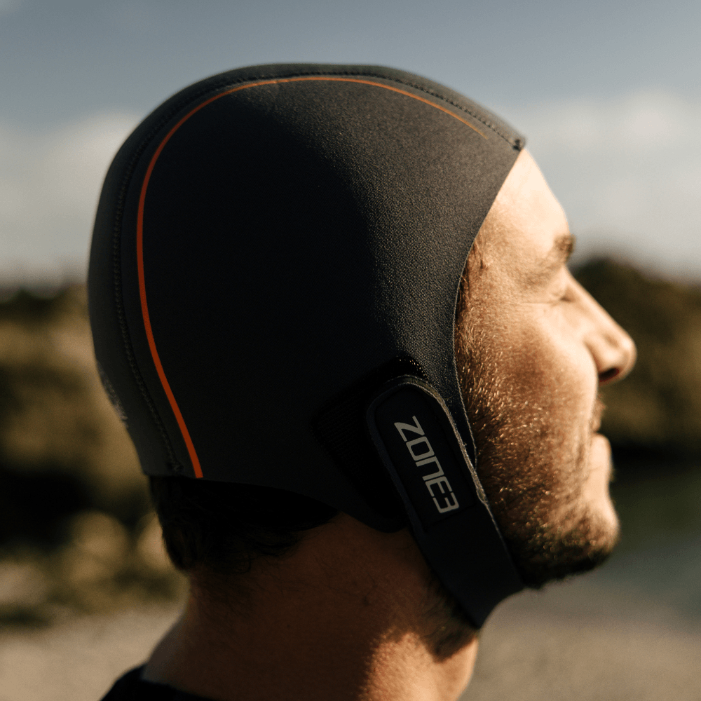 Gorro de natación Active-Flex llevado por un hombre al aire libre, ideal para nadar y practicar deportes acuáticos para el aislamiento de la cabeza.