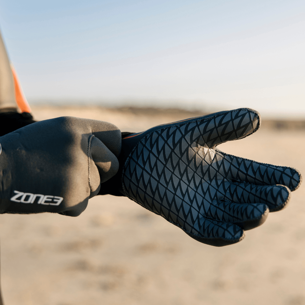 Guantes de natación Active-Flex, mostrando una protección de manos inigualable para nadar, hacer surf y deportes de remo.