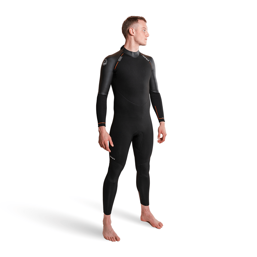 Neopreno Active-Flex en un modelo masculino, mostrando su diseño flexible y duradero para deportes acuáticos.