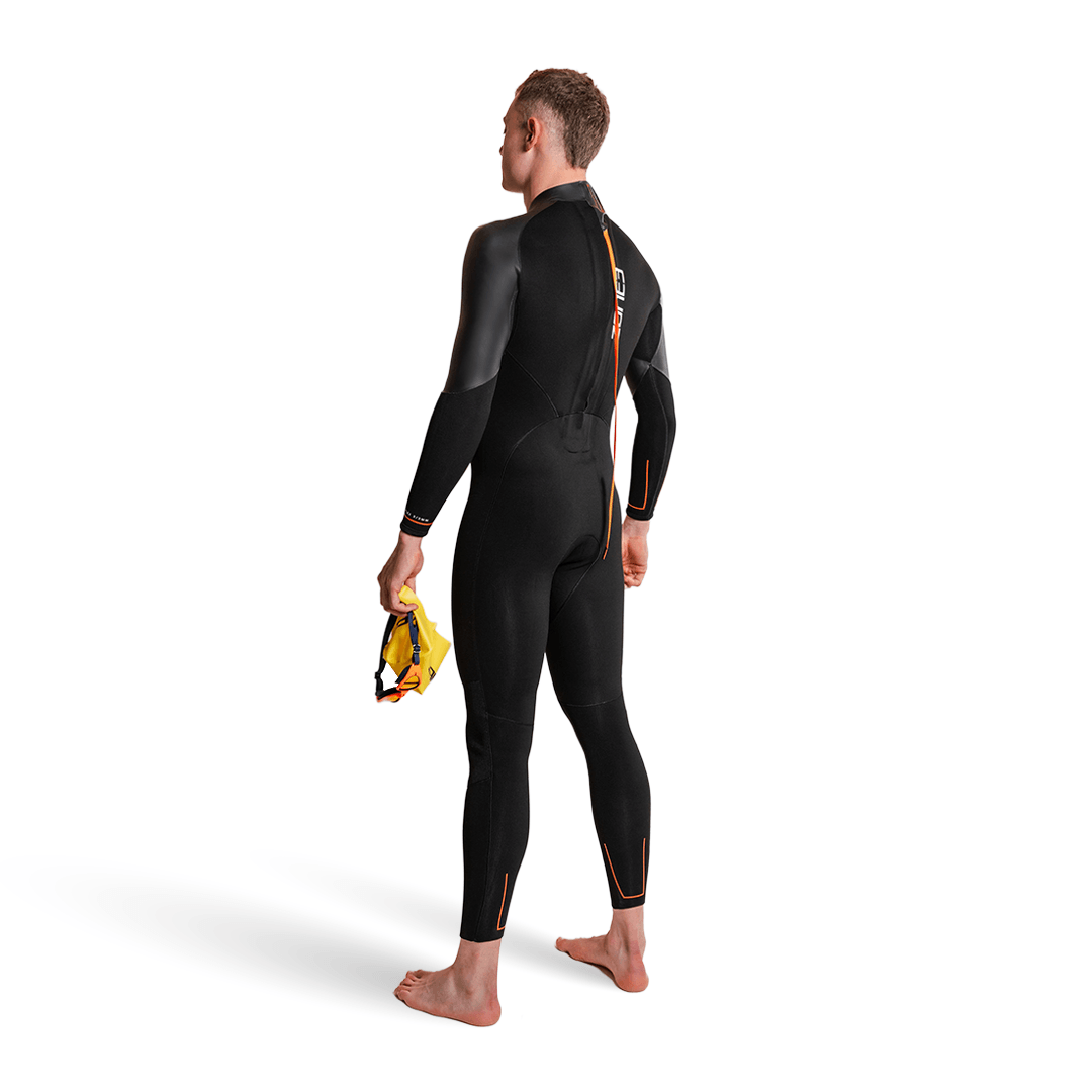 Neopreno Active-Flex llevado por un nadador de pie con un gorro de natación en la mano, mostrando su diseño elegante.