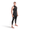 Hombre con el neopreno sin mangas Ascend, ideal para nadar y practicar deportes acuáticos, en un elegante diseño negro.