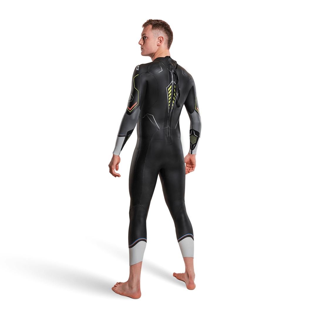 Neopreno de triatlón Aspire mostrado en un modelo desde atrás, destacando su diseño elegante y sus características de rendimiento.