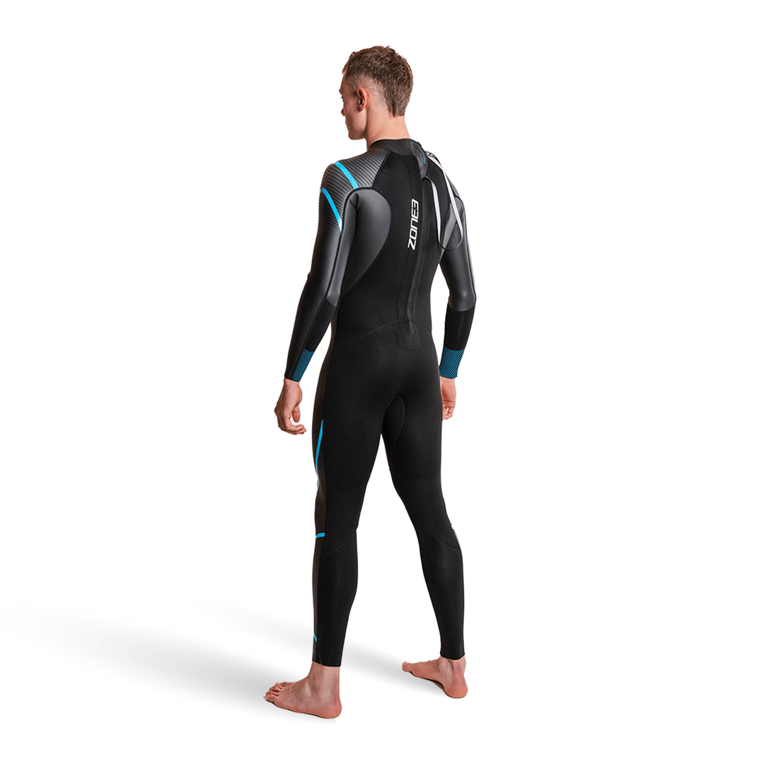 Neopreno Glide - Alquiler por Temporada, llevado por un nadador, mostrando su diseño elegante y sus características de rendimiento.
