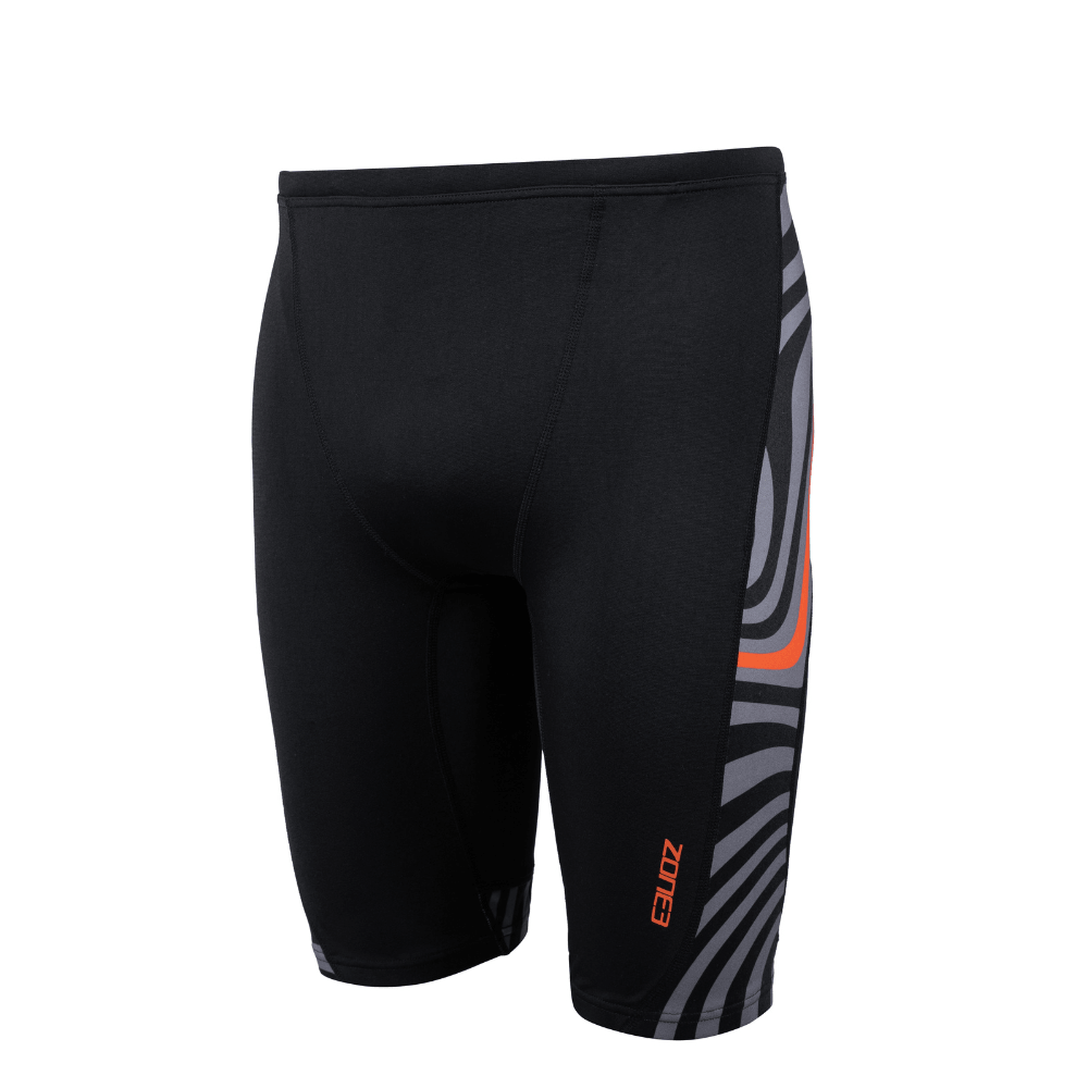 Vista frontal del jammer negro para hombre, con paneles laterales ondulados en gris y naranja, y el logotipo de Zone3 en la pierna izquierda