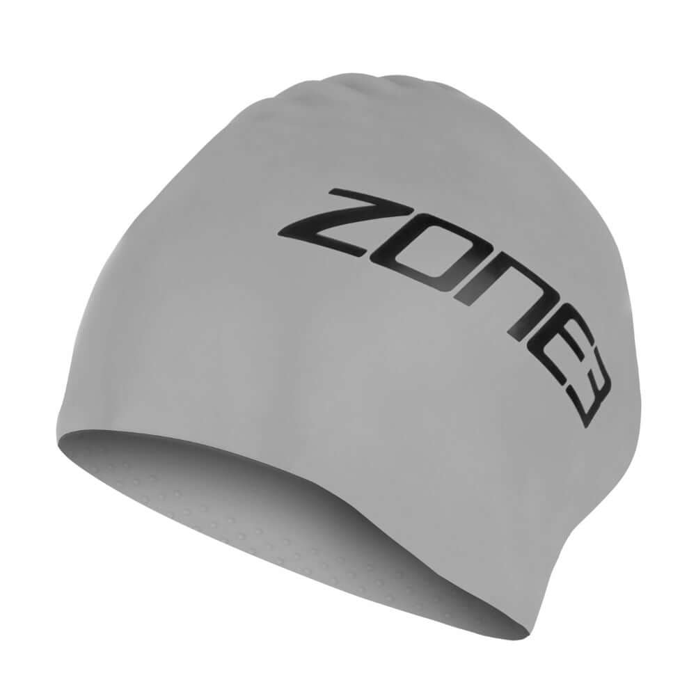 Gorro de natación de silicona para pelo extra largo, en gris con letras negras, para nadadores con pelo largo.