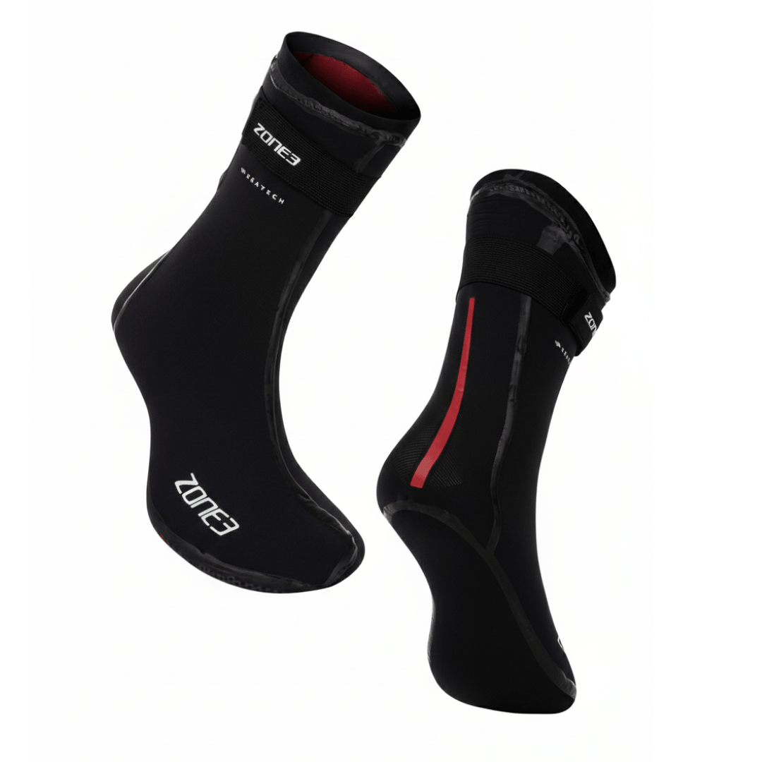 Par de calcetines de natación Heat-Tech en negro, con correa de velcro en el tobillo.