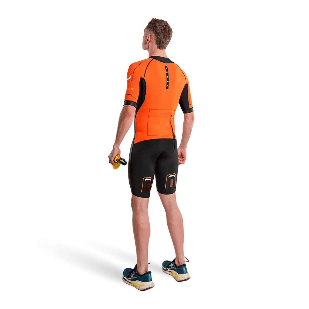 Neopreno Versa Swimrun mostrado en un modelo desde atrás, diseñado para el rendimiento y la comodidad en actividades de swimrun.
