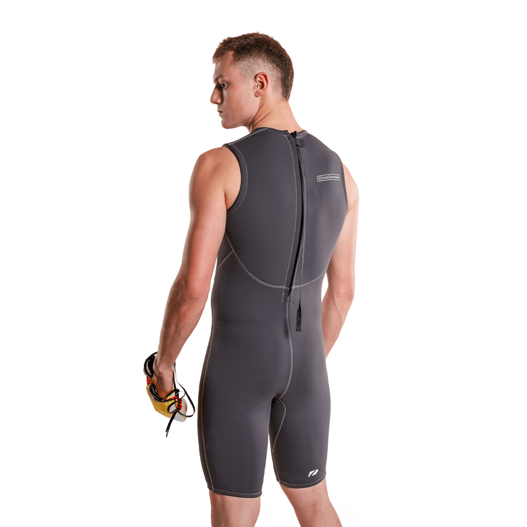 Hombre con el Kneeskin Yulex®, sobre fondo blanco