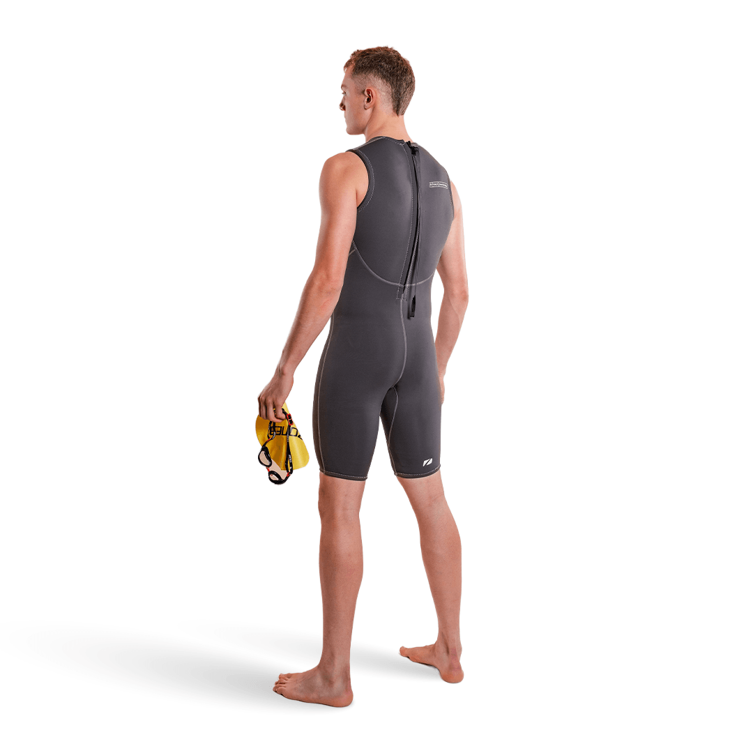Hombre con el Kneeskin Yulex®, sobre fondo blanco