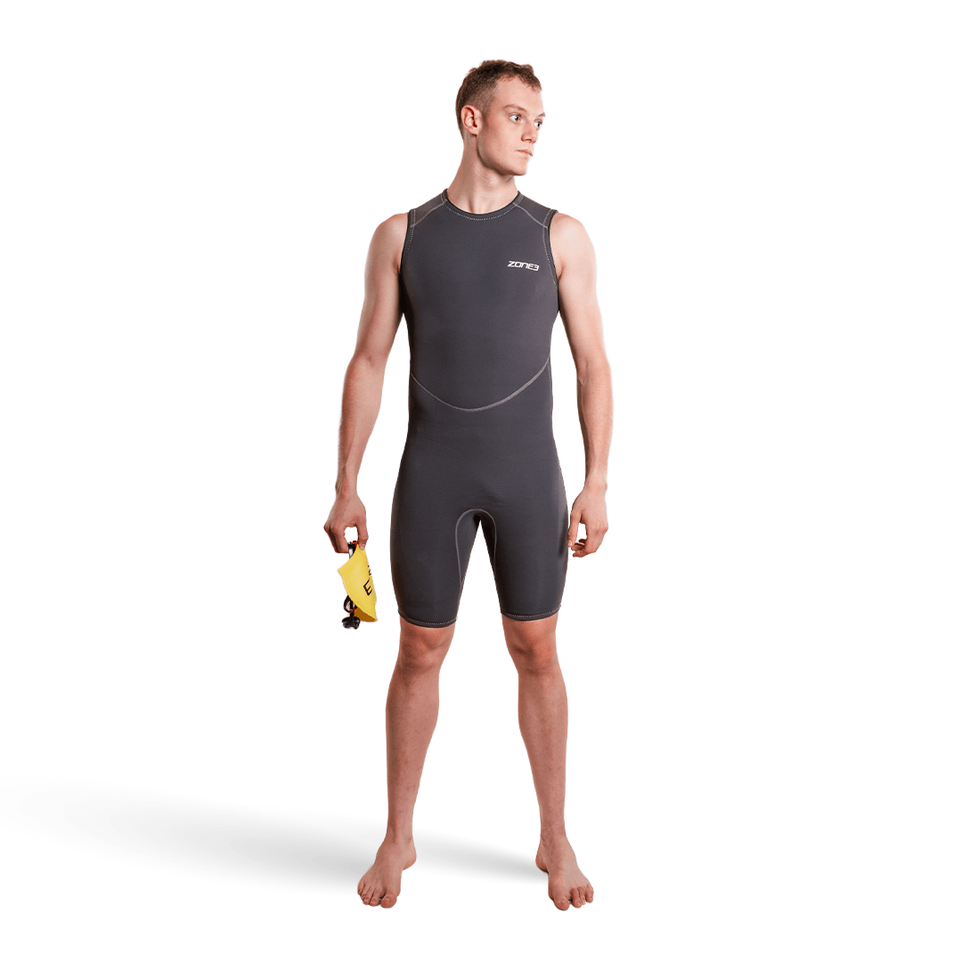 Hombre con el Kneeskin Yulex®, sobre fondo blanco