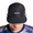 Persona con la gorra de running en negro y el logotipo de zone3, sobre fondo blanco