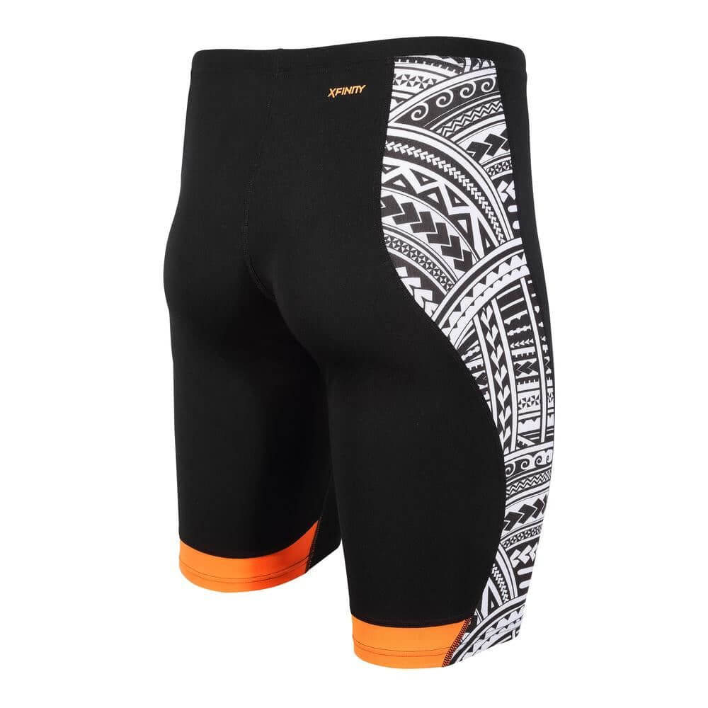 Jammer de natación negro con panel lateral estampado Kona Speed en blanco, detalles naranjas y el logotipo de ZONE3 cerca del bajo.